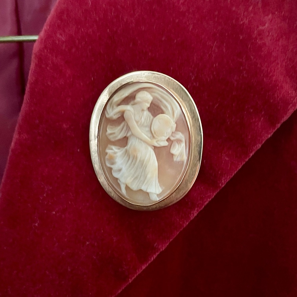 VERY ANTIQUE 14k Gold Cameo Brooch - Picture 2 of 13